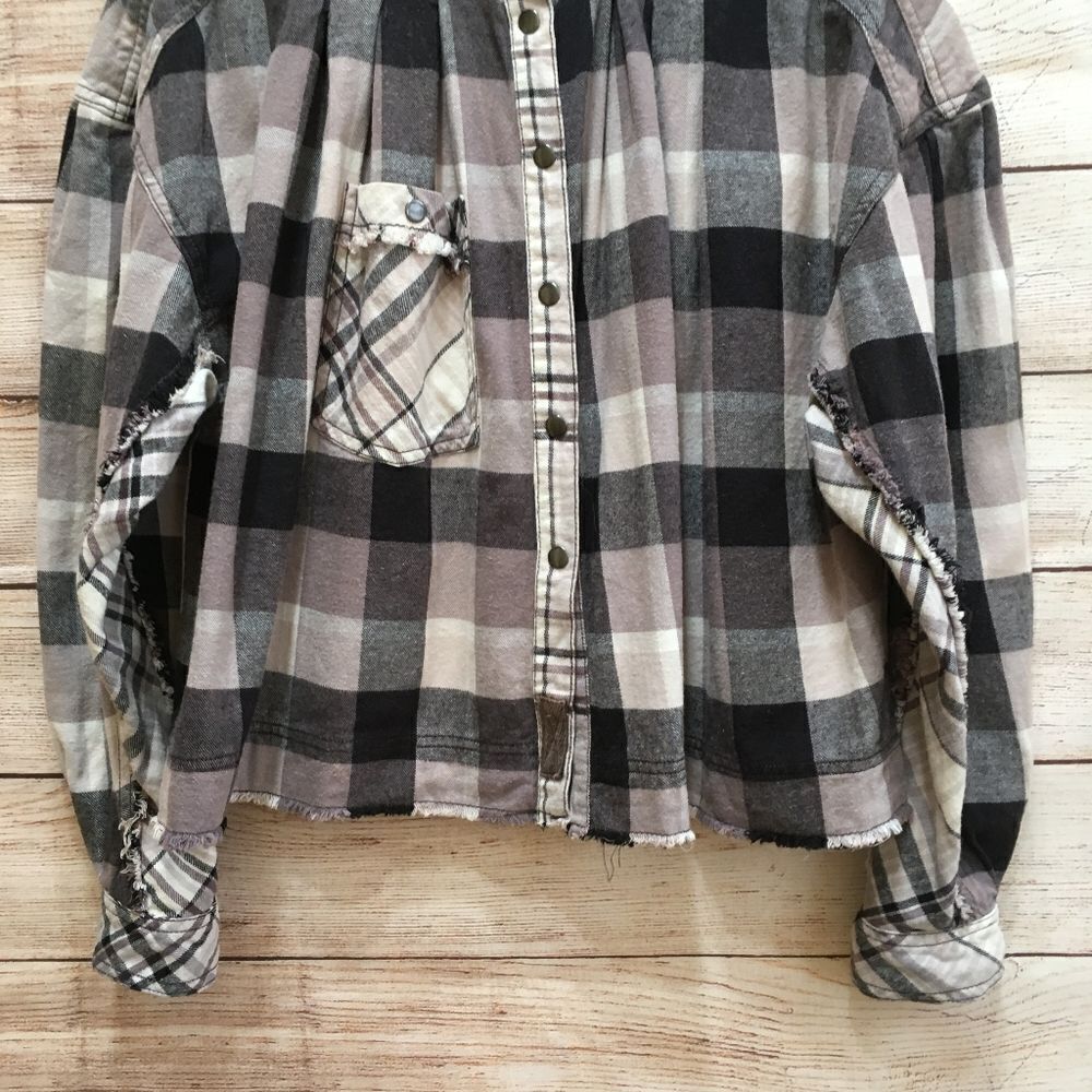 WE THE FREE‎ EMILY FLANNEL OVERSIZED TOP IN CHARCOAL PLAID - Picture 6 of 11